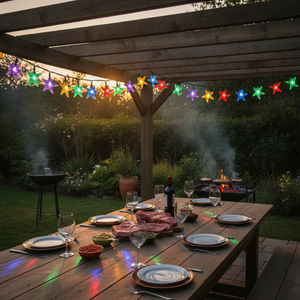 Guirnalda estrellas LED solar decorando quincho jardín chileno al atardecer