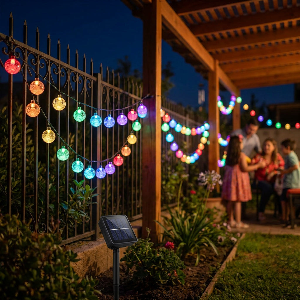 Guirnalda luces exterior solar multicolor decorando quincho chileno reunión familiar nocturna