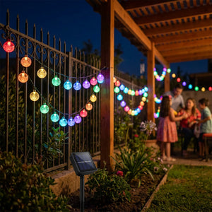 Guirnalda luces exterior solar multicolor decorando quincho chileno reunión familiar nocturna