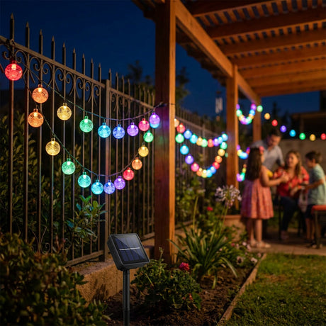 Guirnalda luces exterior solar multicolor decorando quincho chileno reunión familiar nocturna