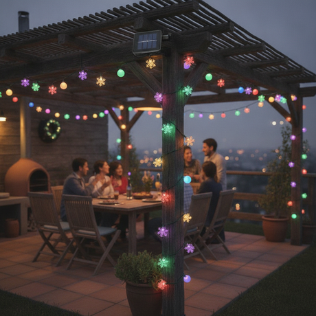 Luces solares navideñas multicolor decorando quincho terraza chilena exterior noche