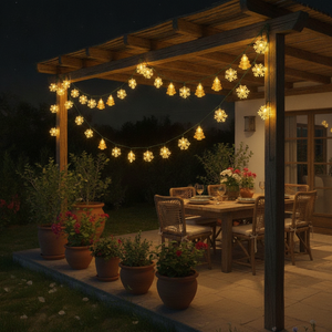 Guirnalda luces solares navideñas decorando terraza chilena nocturna luz cálida
