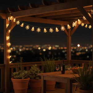 Guirnalda luces solares navideñas decorando terraza exterior chilena nocturna
