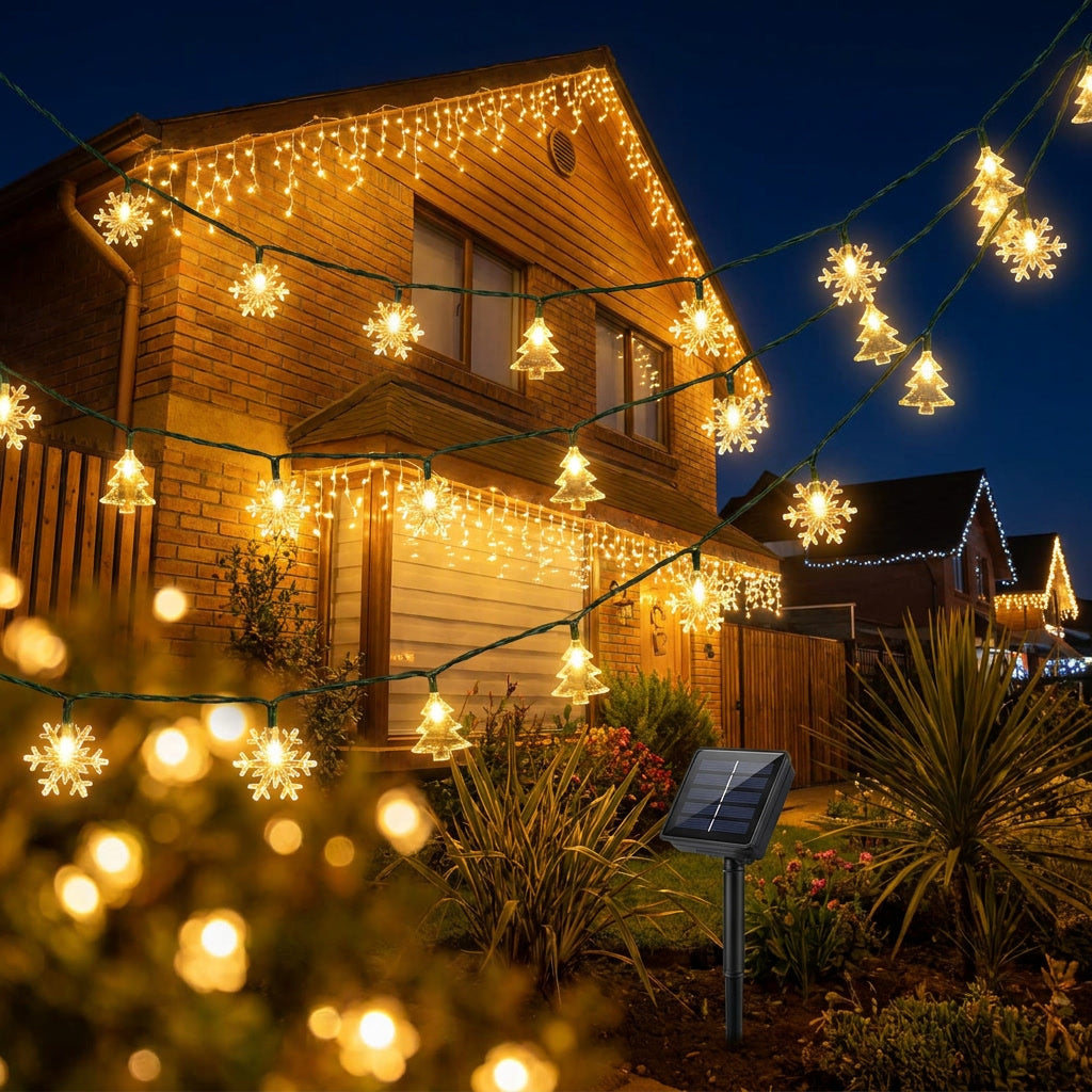 Guirnalda luces solares navideñas decorando terraza exterior chilena nocturna