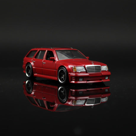 Hot Wheels Car Culture Fast Wagons 4/5 Mercedes AMG Wagon rojo en vitrina