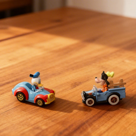 Auto rojo coleccionable Hot Wheels con figura Pato Donald 2025