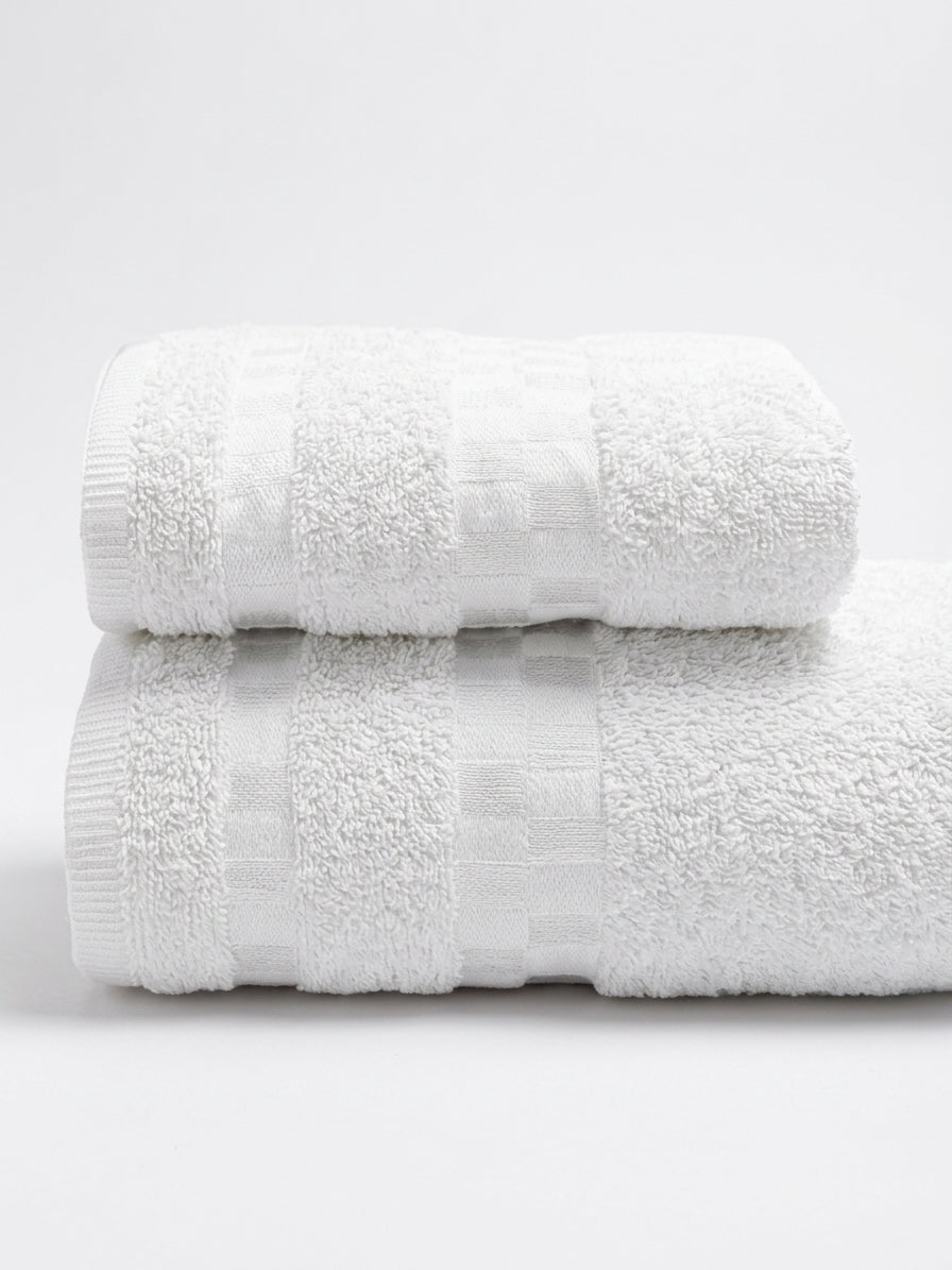 Toallas baño blancas Martiné colgadas en baño moderno chileno