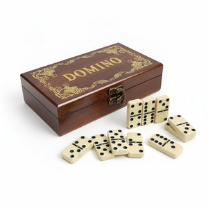 Set domino 28 piezas caja madera dorada vista frontal completo