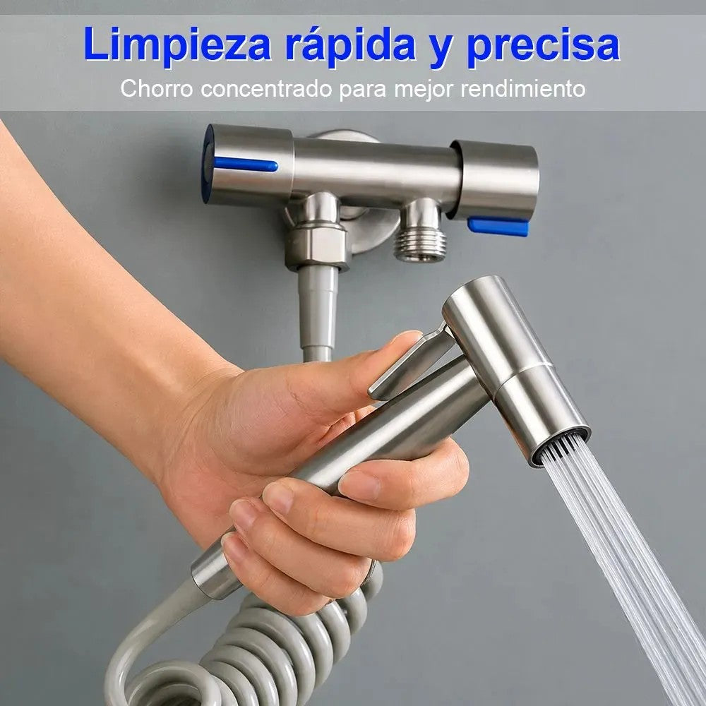 Padre usando ducha bidet árabe para lavar pañal de tela baño hogar