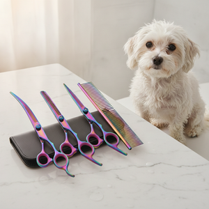 Set tijeras corte pelo mascotas sobre mueble baño junto a perro recién bañado