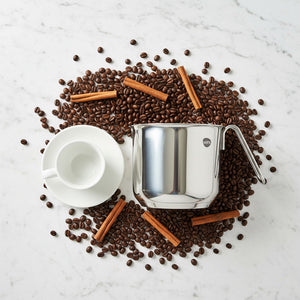 Lechero acero inoxidable sobre cocina inducción con vapor