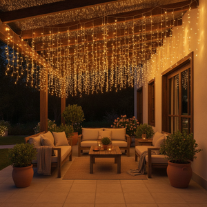 Guirnalda cascada LED solar decorando vigas terraza chilena ambiente cálido nocturno