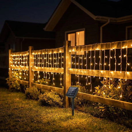 Cortina luces LED solares cálidas quincho terraza chilena noche verano familia