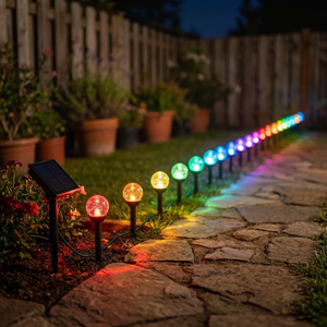 Luces solares jardín RGB iluminando camino piedra patio chileno noche