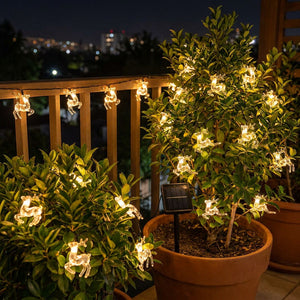 Guirnalda luces renos LED cálidas decorando living chileno Navidad