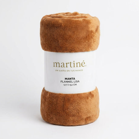Manta flannel lisa marrón Martiné 127x152cm vista frontal sobre fondo blanco