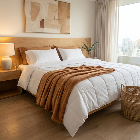 Manta polar marrón camel sobre sofá en living chileno invierno escena lifestyle