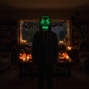 Mascara calavera LED verde neon usada en living chileno decorado Halloween