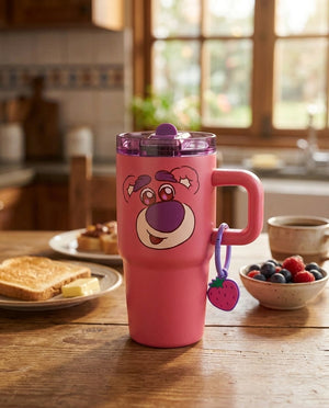 Joven sosteniendo mug térmico Lotso Toy Story en sala de estar