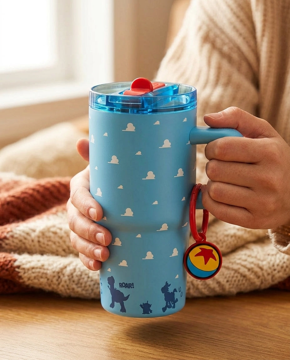 Mug Pixar Toy Story nubes en cocina chilena moderna con café caliente