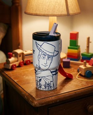 Mujer chilena sosteniendo mug térmico Woody Toy Story parque Santiago