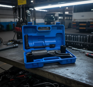 Mecánico chileno aplicando llave multiplicadora torque rueda camión exterior