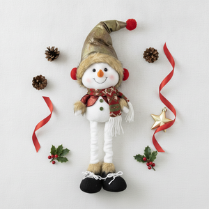 Flat lay muñeco nieve navidad con adornos navideños piñas cintas estrella dorada