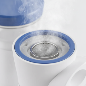 Adulto usando nebulizador mesh silencioso en oficina moderna
