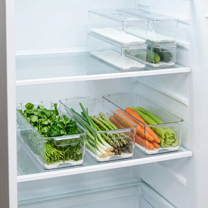 Dos organizadores refrigerador apilados con hierbas y verduras dentro refrigerador