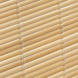 Cortina bambu enrollable en living chileno decoracion rustica plantas