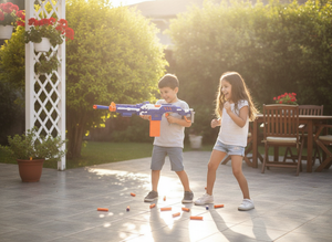 Niños jugando con pistola dardos juguete en patio chileno día soleado