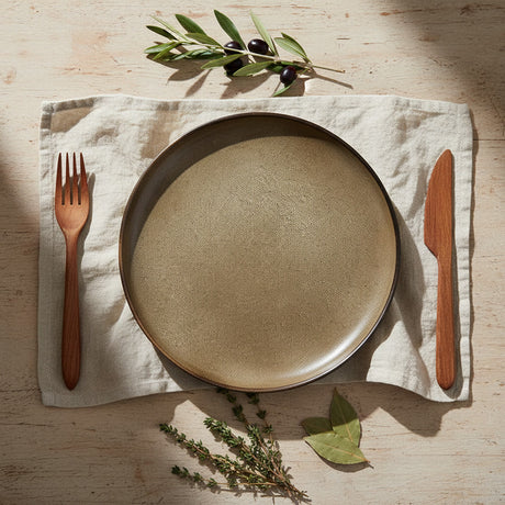 Plato loza artesanal Wayu en mesa quincho asado chileno estilo rústico