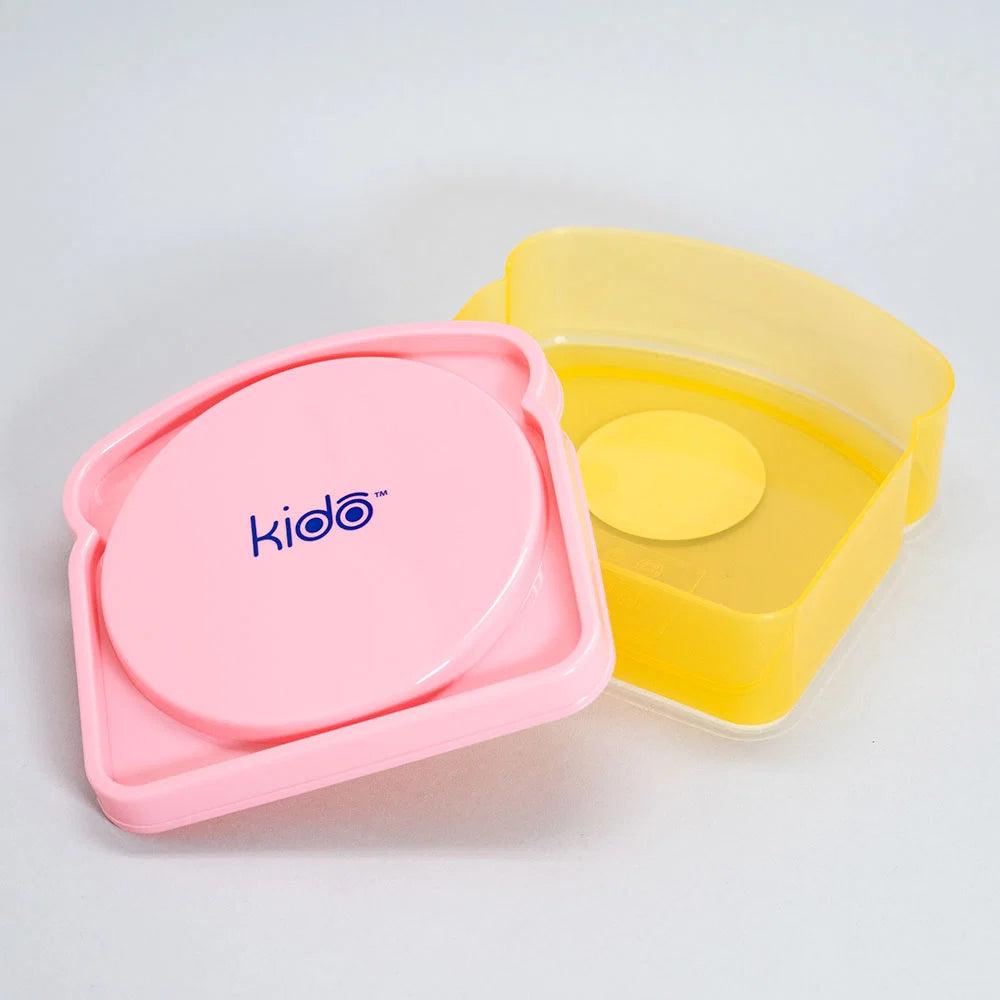 Niño chileno sosteniendo porta sandwich Kido rosado en recreo escolar