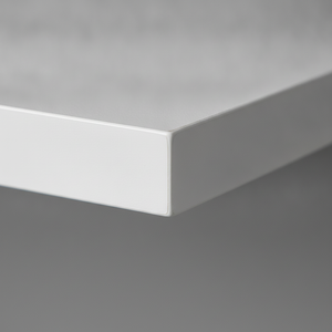 Detalle superficie material repisa flotante blanca acabado liso calidad