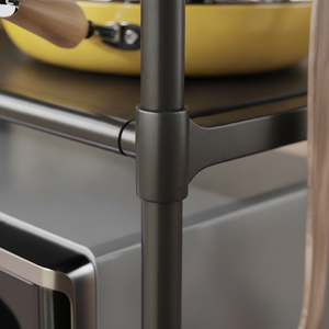 Detalle ganchos y tubos metálicos negros mate repisa organizadora cocina