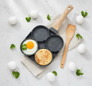 Mujer chilena usando sarten divisorio antiadherente 4 huevos cocina a gas