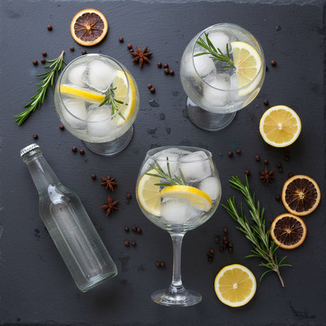 Copas gin tonic con hielo limon y romero en quincho chileno