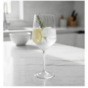 Copa gin tonic cristal Zaphire en cocina moderna con luz natural