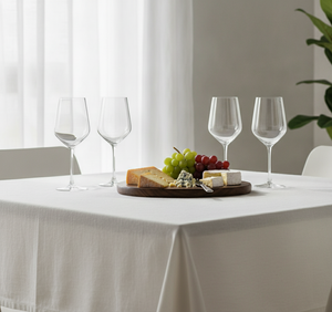 Juego copas vino transparente mesa comedor chileno con quesos y uvas