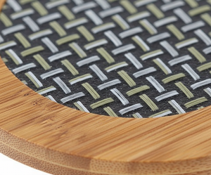 Set posavasos madera natural en living room chileno con vasos agua