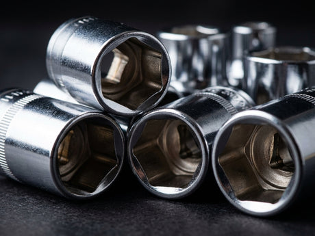 Mecánico usando chicharra ratchet set 94 piezas reparación automotriz hogar Chile