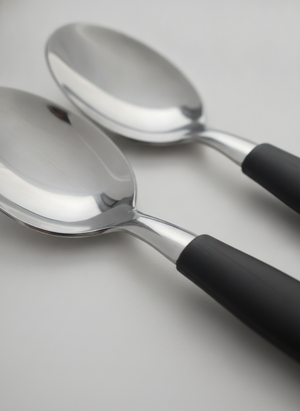 Mujer poniendo mesa con set cubiertos acero inoxidable mango negro comedor familiar