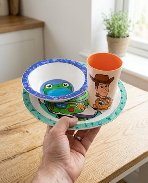 Niño chileno desayunando con set melamina Toy Story en cocina familiar
