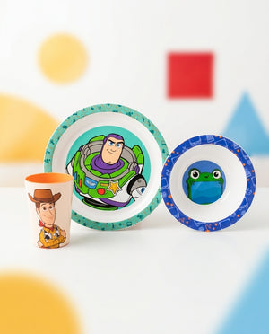 Set vajilla infantil Toy Story sobre mesón cocina con fruta y leche