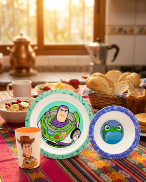 Niño pequeño usando plato melamina Buzz Lightyear hora del desayuno