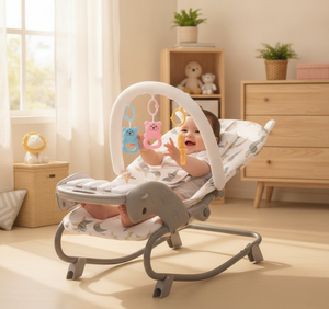 Bebé jugando con juguetes colgantes silla mecedora habitación luminosa