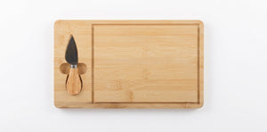 Tabla bambú picoteos 30x18cm con cuchillo queso vista frontal fondo blanco