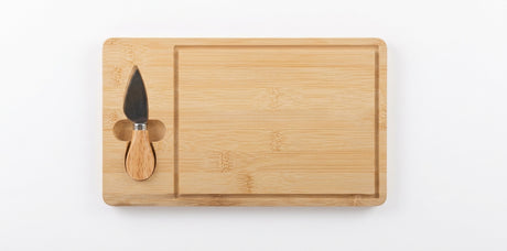 Tabla bambú picoteos 30x18cm con cuchillo queso vista frontal fondo blanco