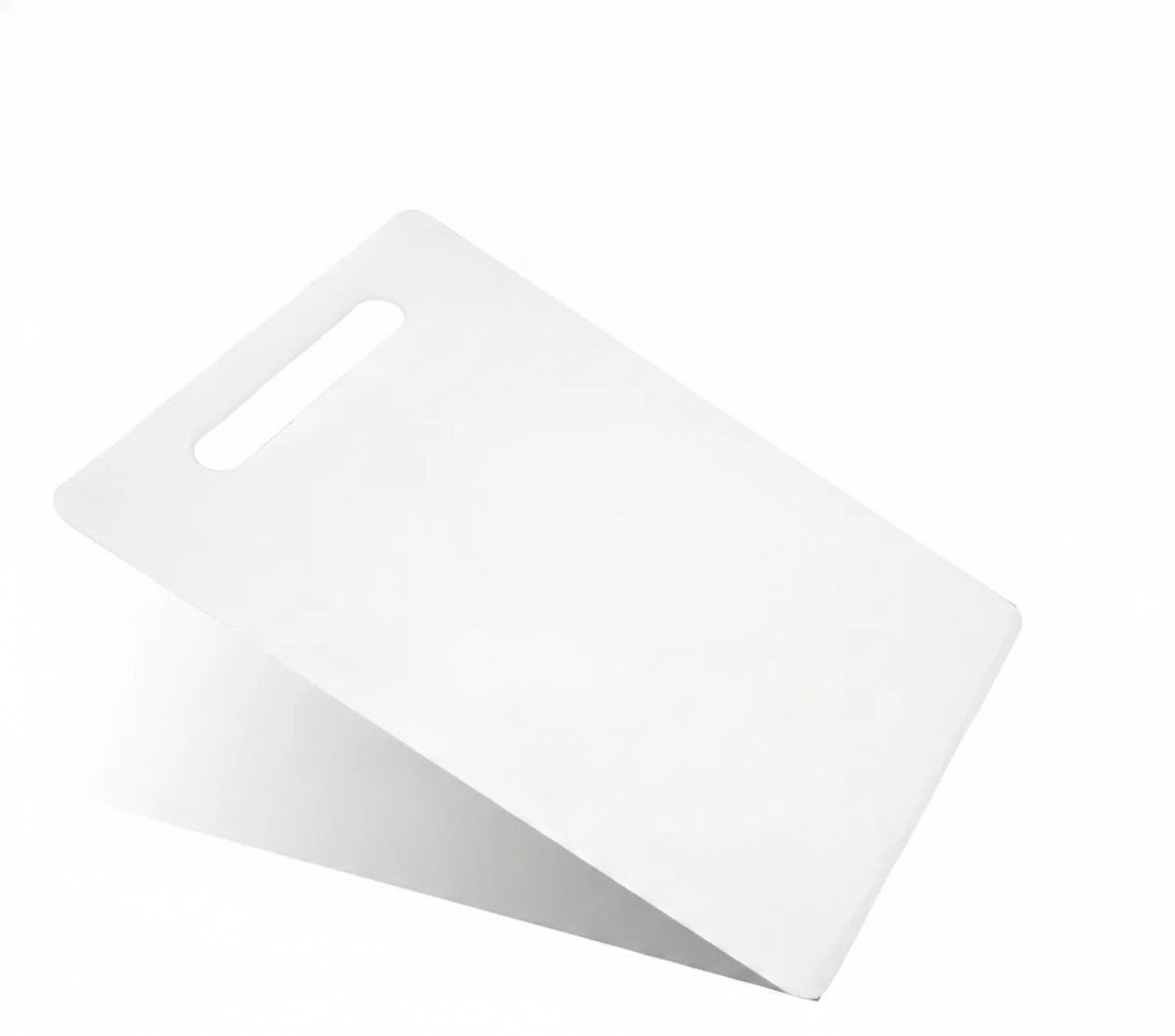 Tabla para cortar plástico blanca 40x25 cm vista frontal fondo blanco