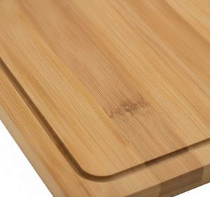 Tabla bambú cuadrada con pizza sobre mesón cocina moderna chilena